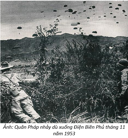 Quân Pháp nhảy dù xuống Điện Biên Phủ, tháng 11/1953. Chú thích theo trang tư liệu gốc.