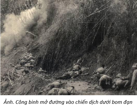 Công binh mở đường dưới bom đạn, theo chú thích của trang tư liệu gốc.