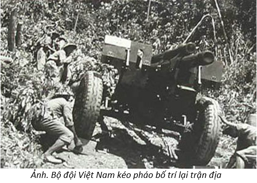 Bộ đội Việt Nam kéo pháo để bố trí lại trận địa. Theo chú thích trong ảnh gốc; chưa xác định ngày chụp.